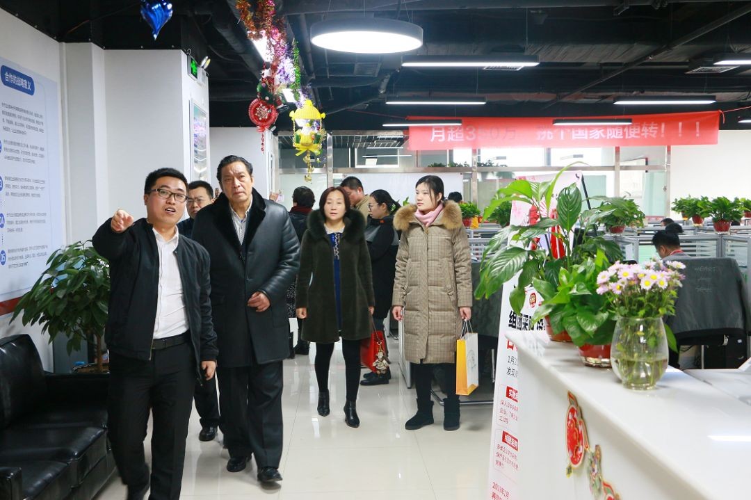 评审专家组在李君彦董事长及公司运营总监赵全义的陪同下，先后来到公司Feijiu网、聚拍网及再塑宝等部门进行实地考察。